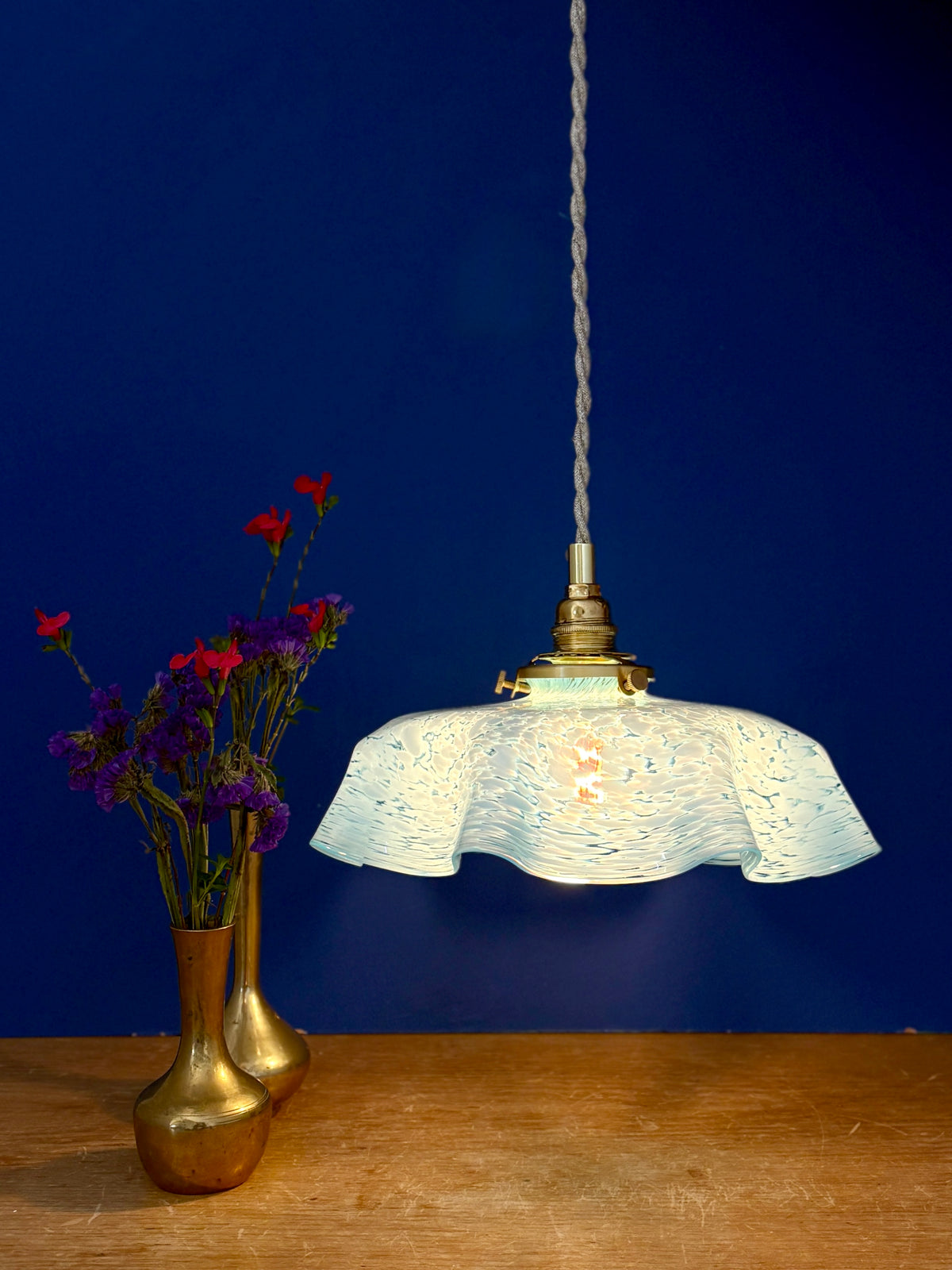 Suspension abat-jour vintage en verre de Clichy bleu