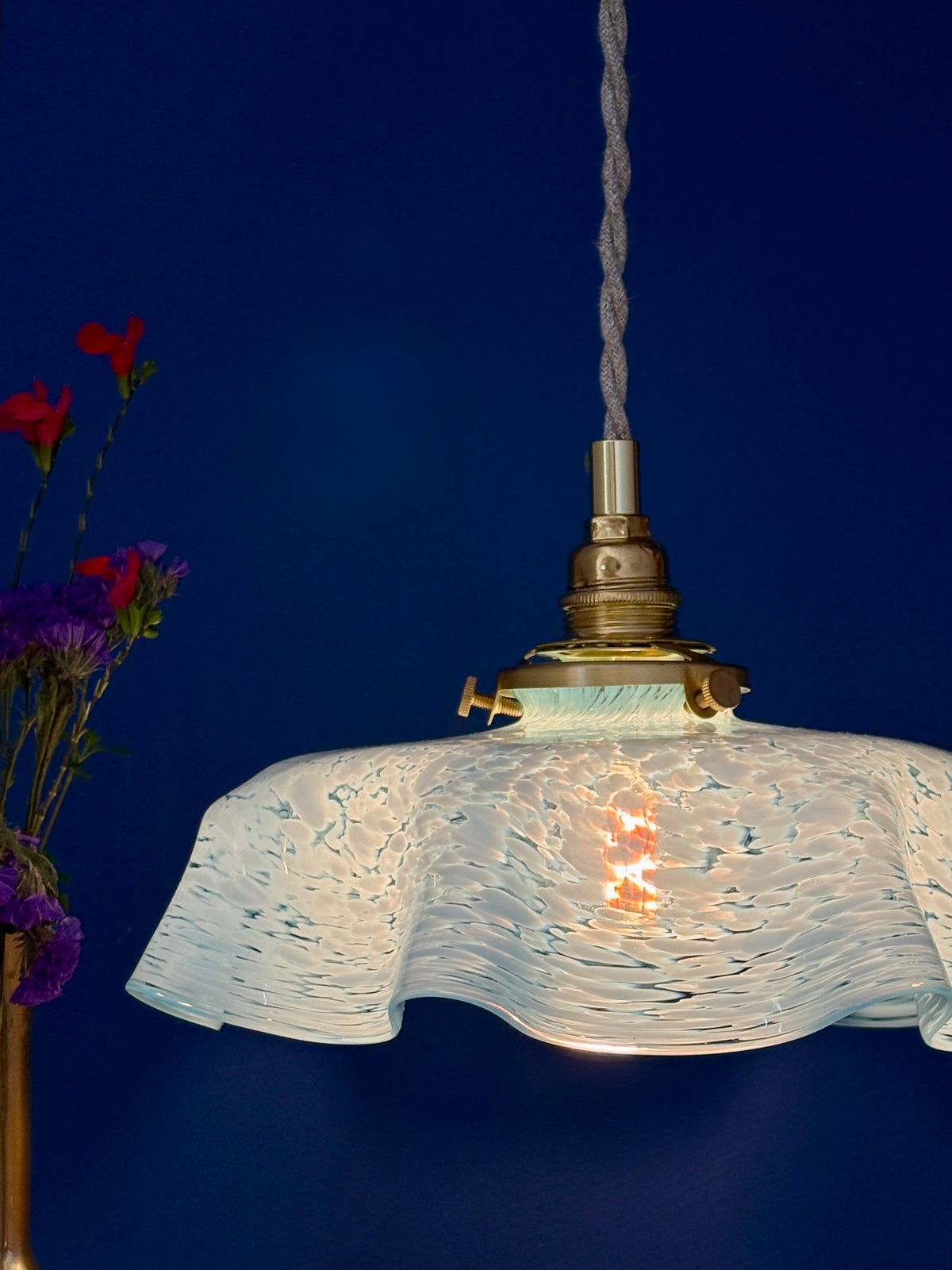 Suspension abat-jour vintage en verre de Clichy bleu
