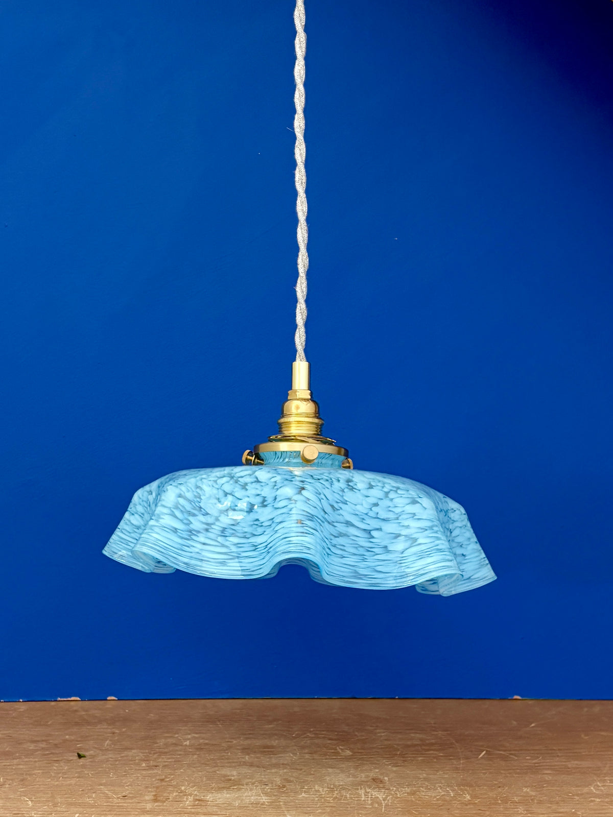 Suspension abat-jour vintage en verre de Clichy bleu