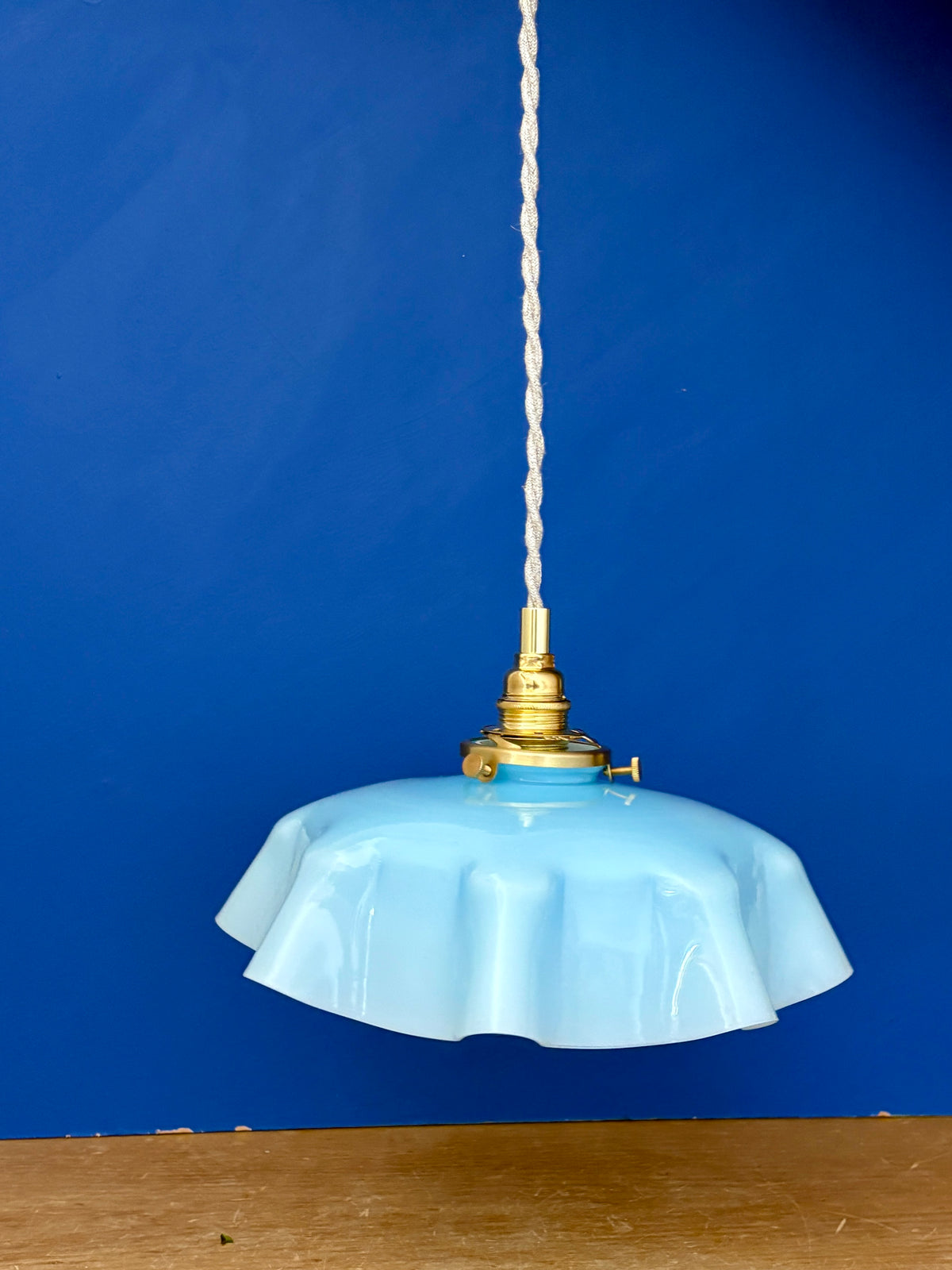 Suspension abat-jour vintage en opaline bleue