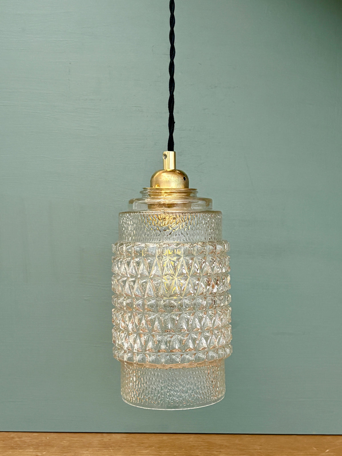 Suspension globe vintage en verre moulé