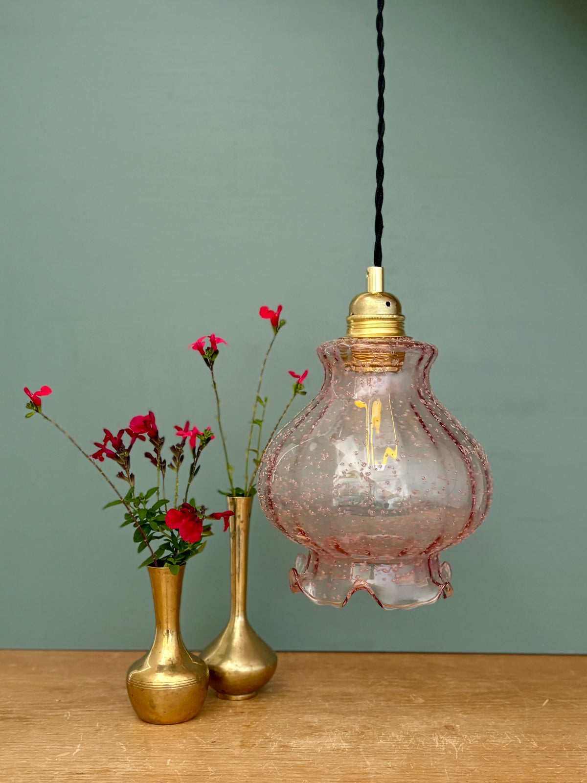 Suspension globe vintage en verre rose granité