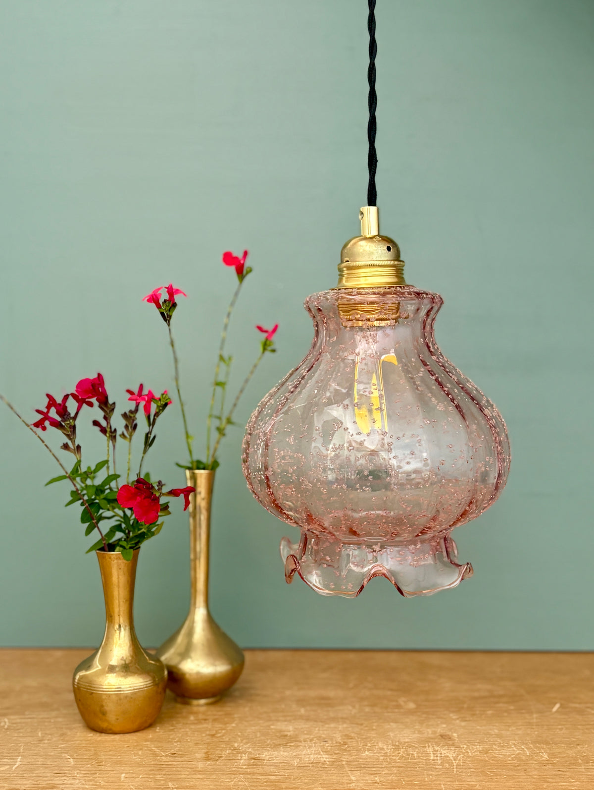 Suspension globe vintage en verre rose granité