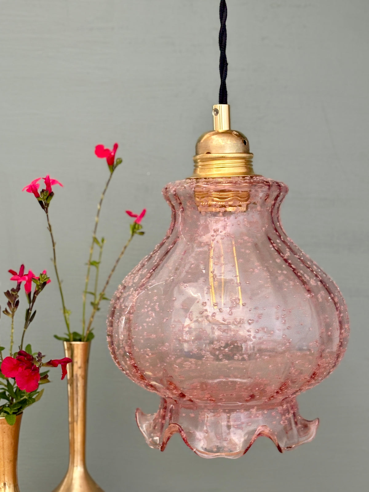Suspension globe vintage en verre rose granité