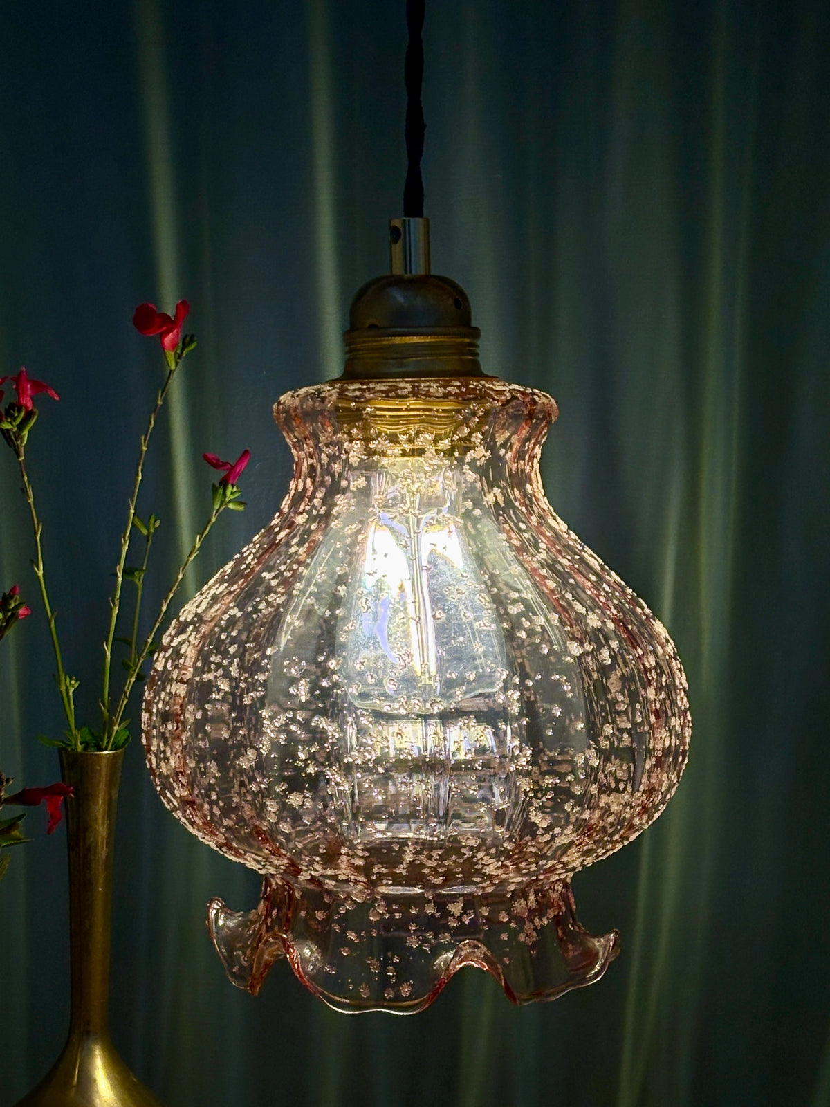 Suspension globe vintage en verre rose granité