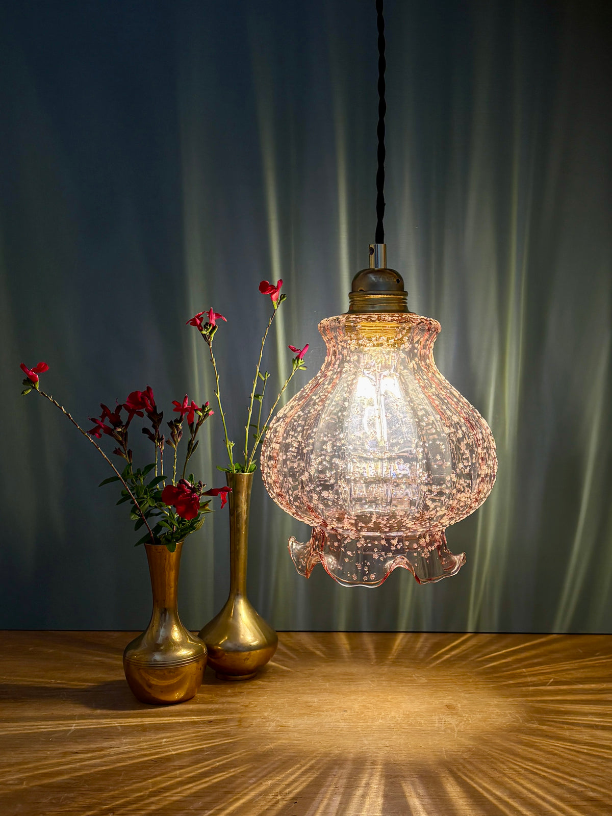 Suspension globe vintage en verre rose granité
