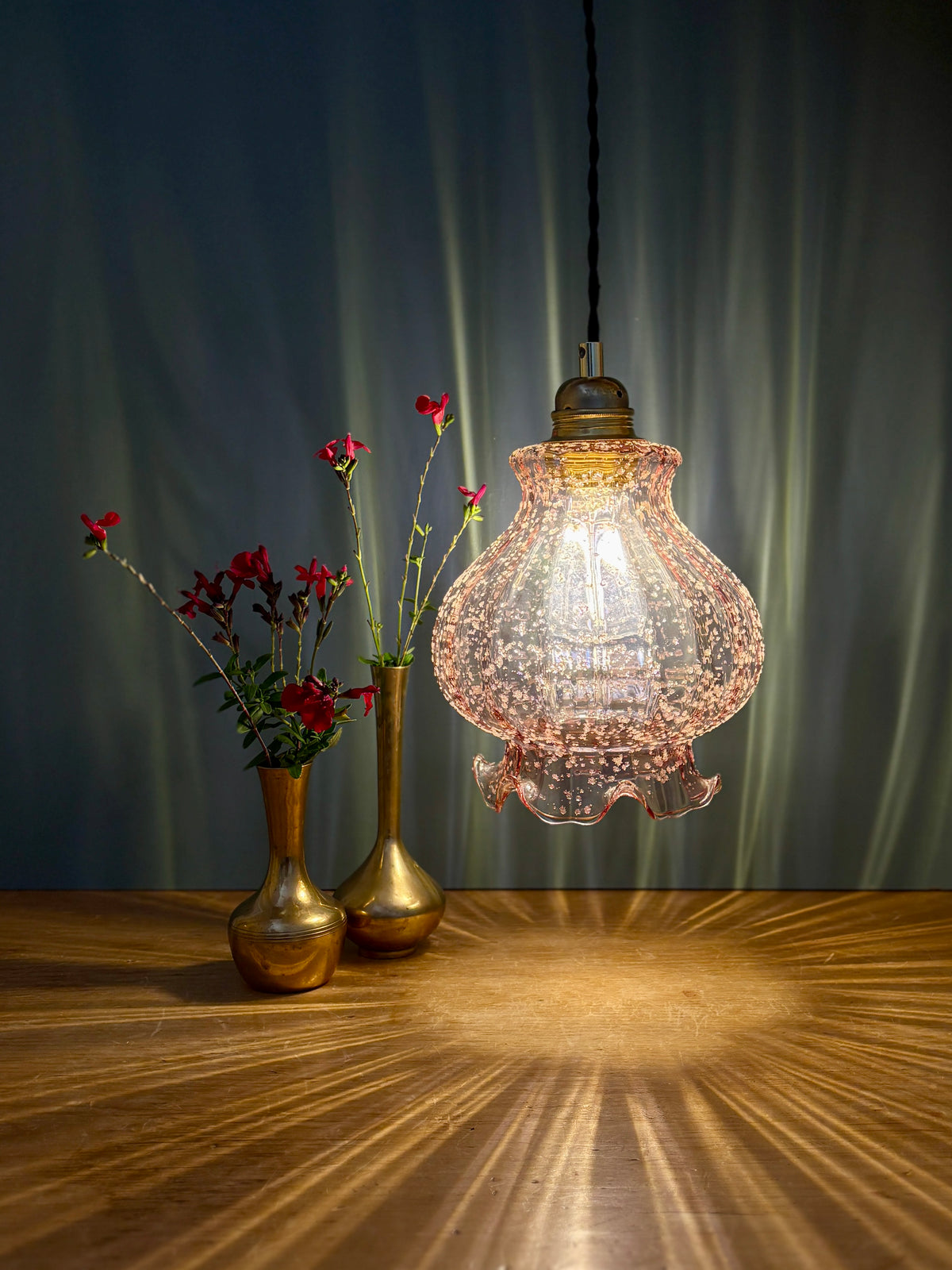 Suspension globe vintage en verre rose granité