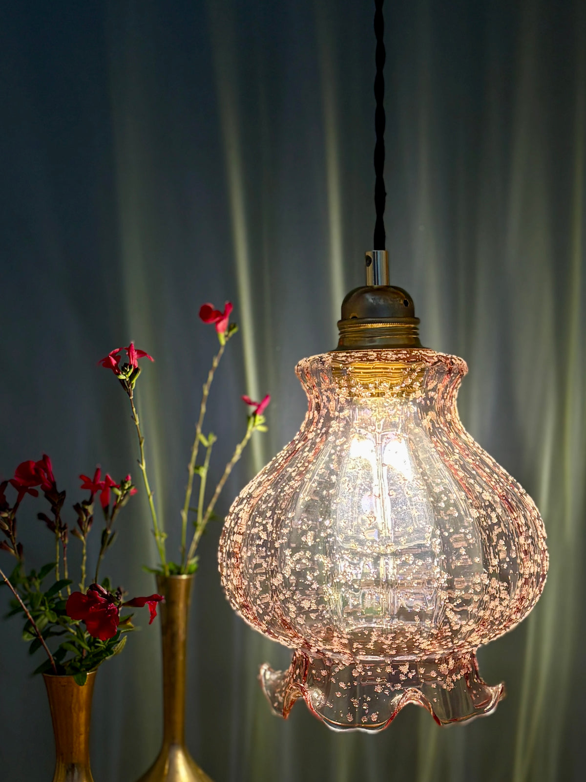 Suspension globe vintage en verre rose granité