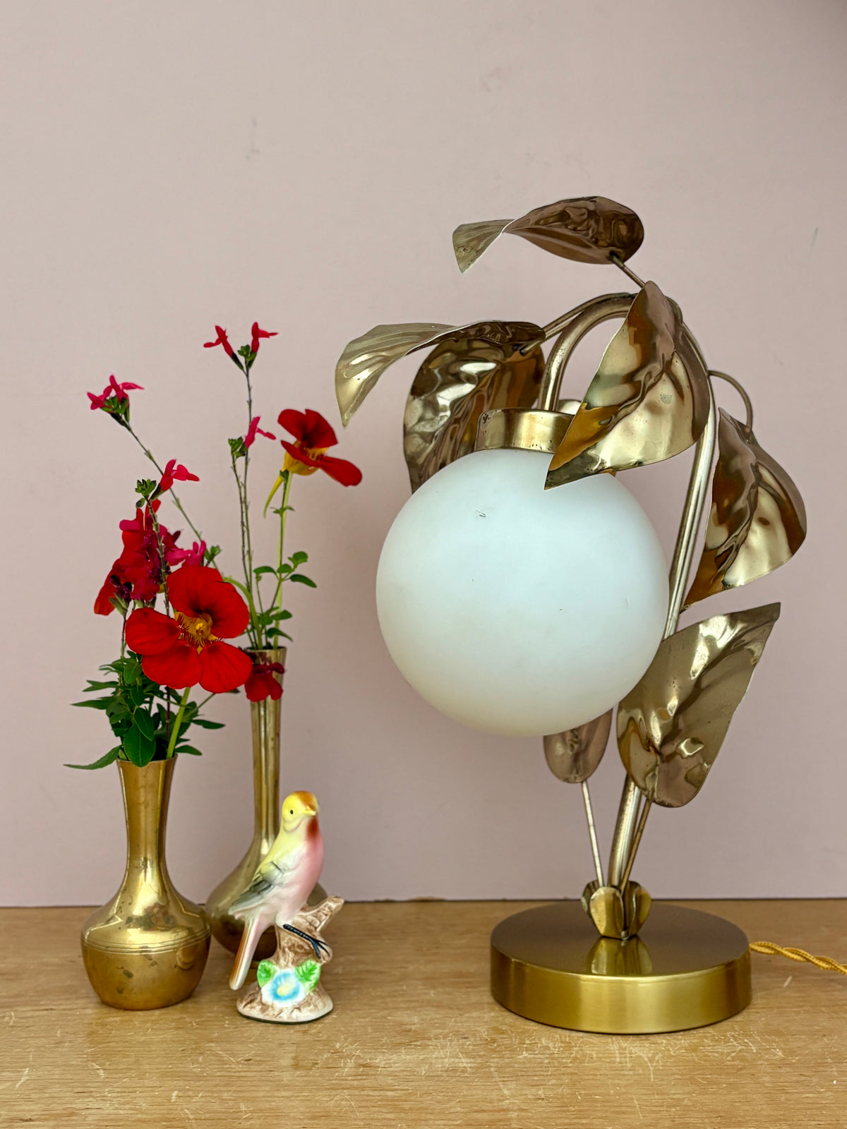 Lampe vintage feuilles en laiton doré et globe en opaline matte (H3)