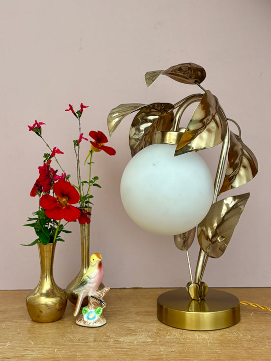 Lampe vintage feuilles en laiton doré et globe en opaline matte (H3)