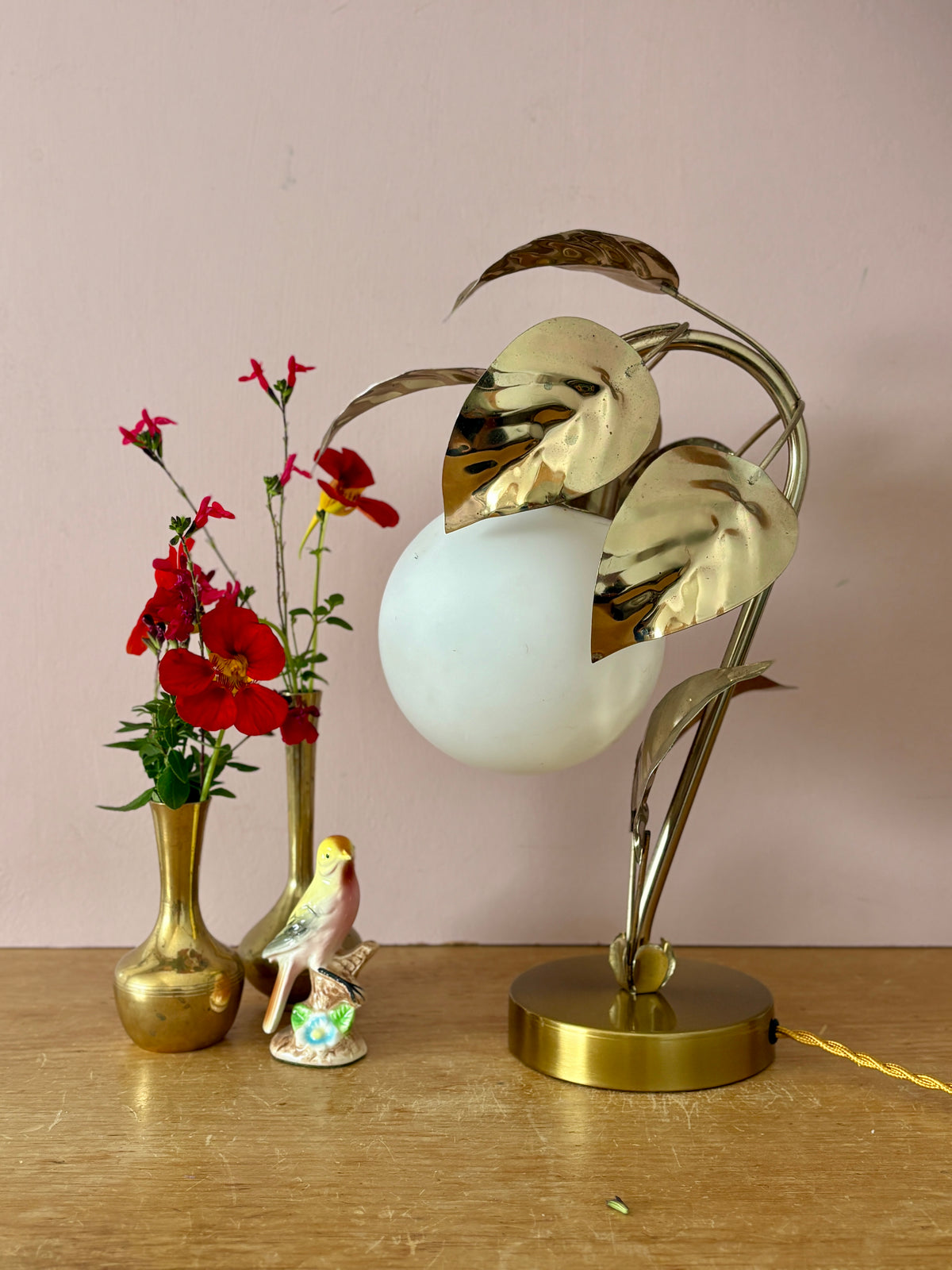 Lampe vintage feuilles en laiton doré et globe en opaline matte (H3)
