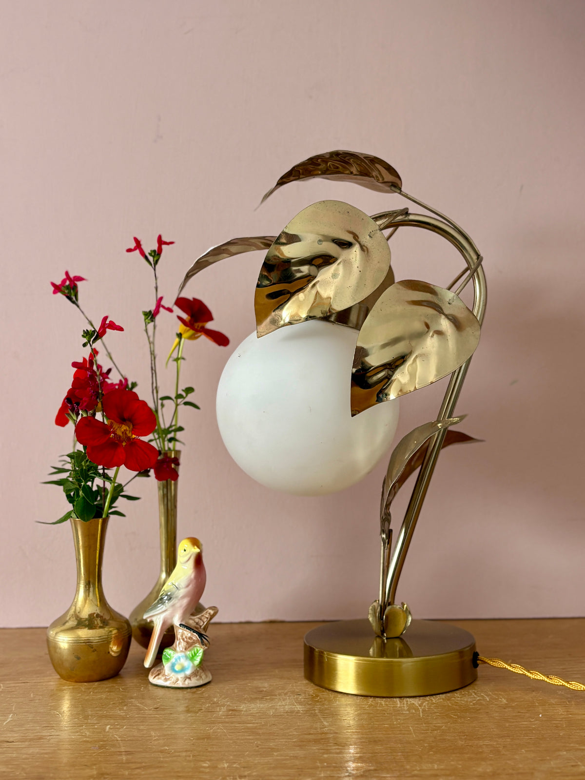 Lampe vintage feuilles en laiton doré et globe en opaline matte (H3)
