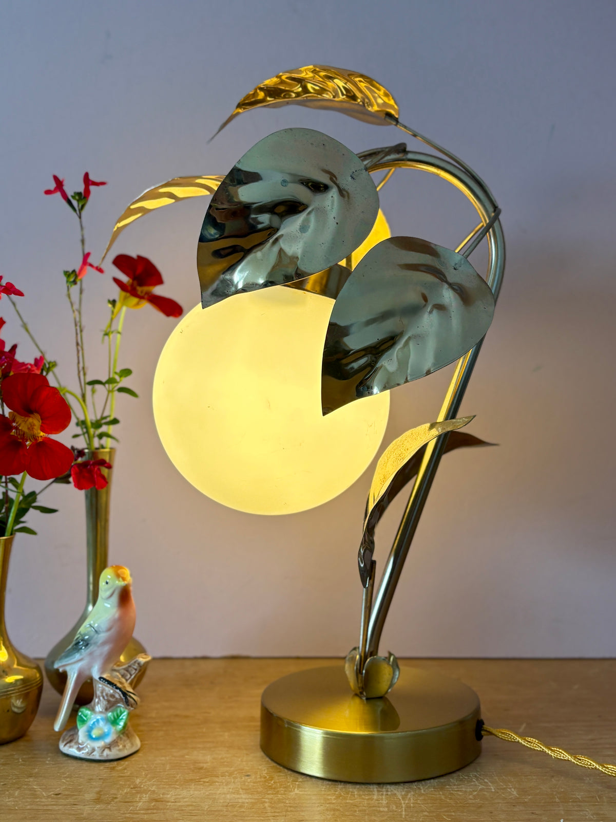 Lampe vintage feuilles en laiton doré et globe en opaline matte (H3)
