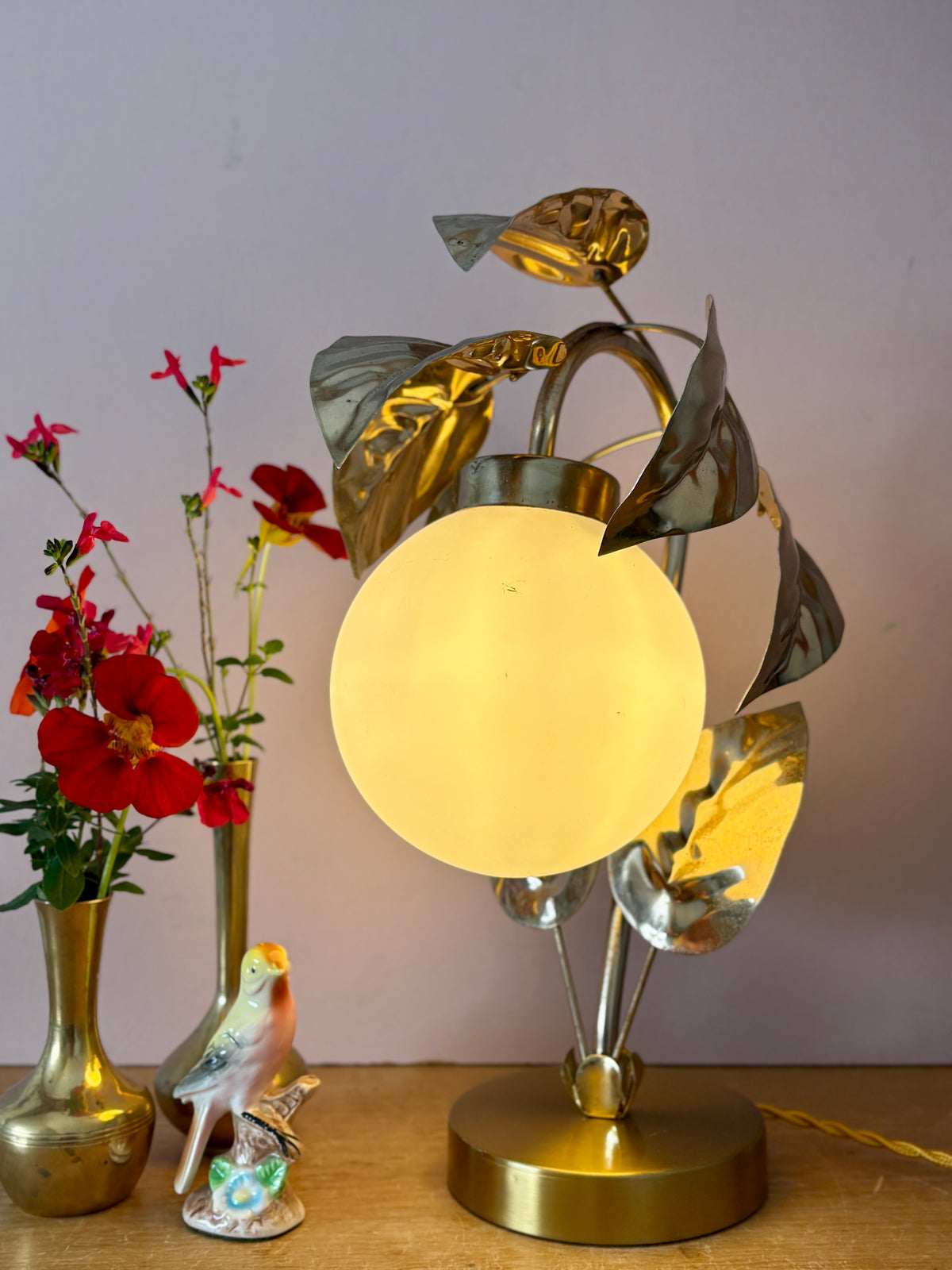 Lampe vintage feuilles en laiton doré et globe en opaline matte (H3)