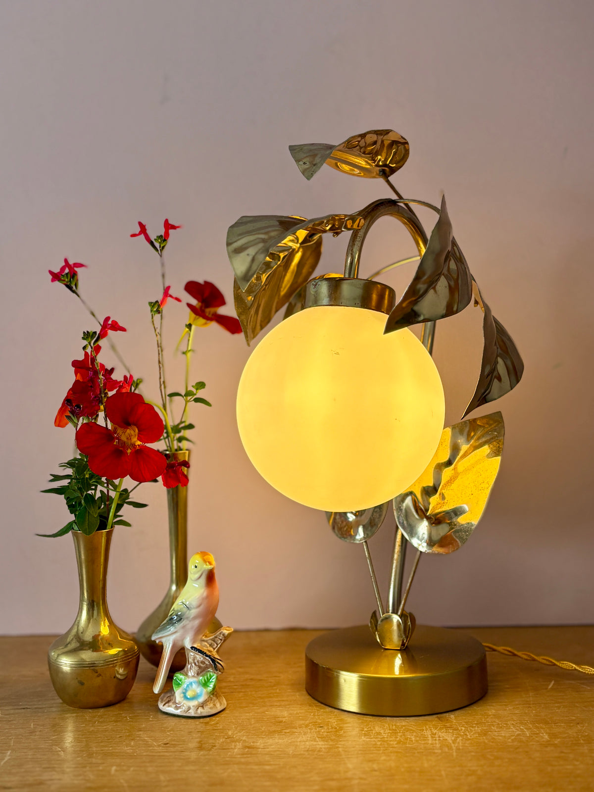 Lampe vintage feuilles en laiton doré et globe en opaline matte (H3)