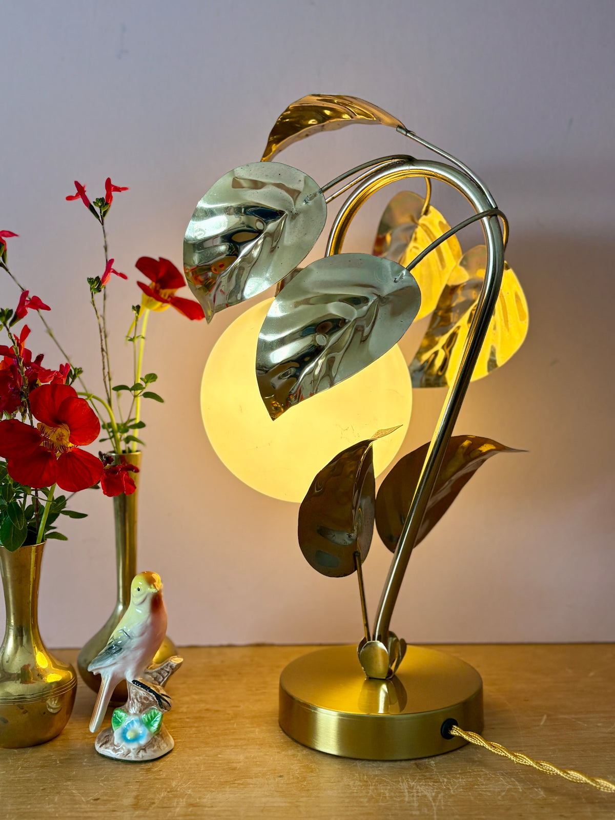 Lampe vintage feuilles en laiton doré et globe en opaline matte (H3)