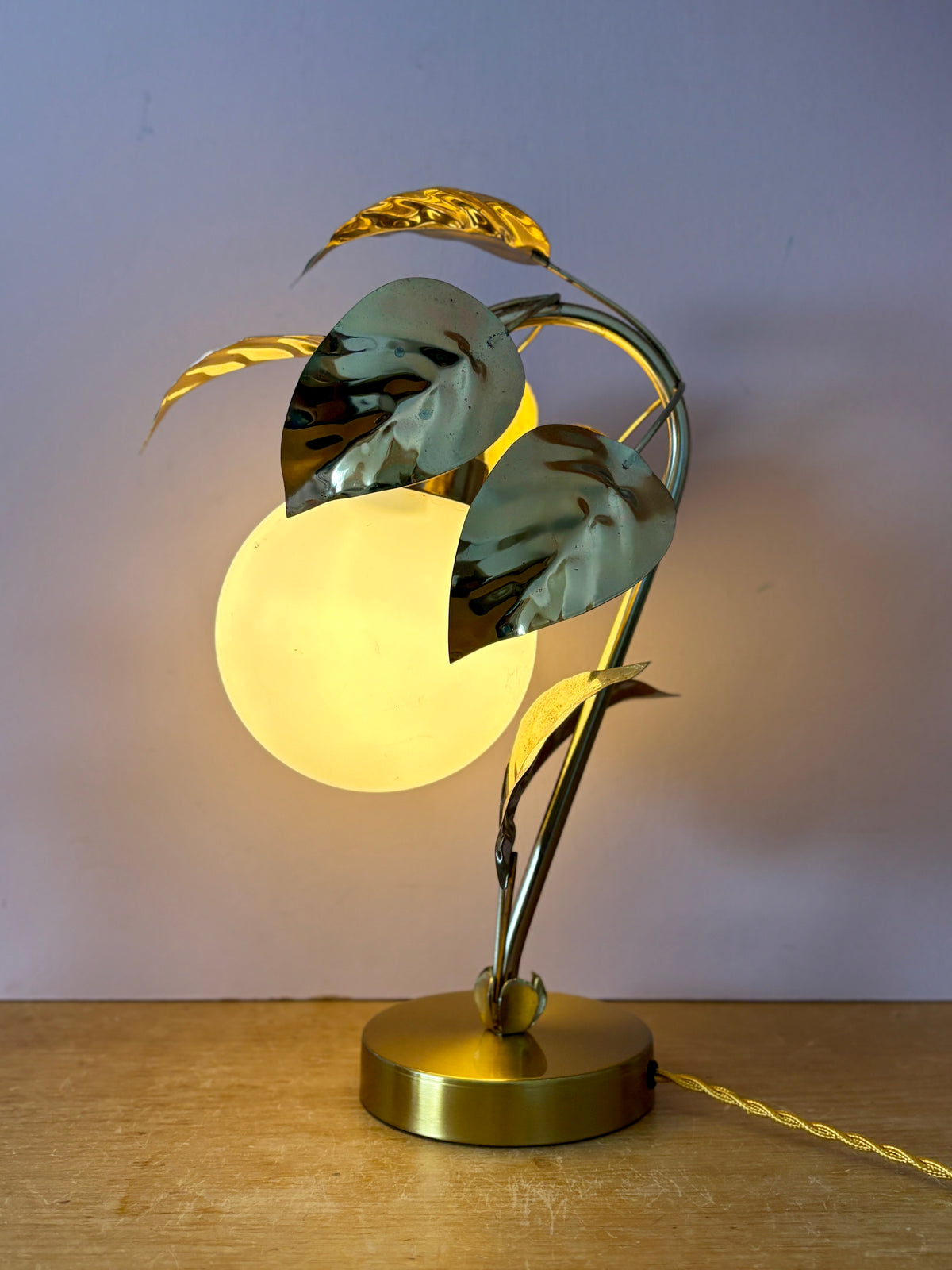 Lampe vintage feuilles en laiton doré et globe en opaline matte (H3)