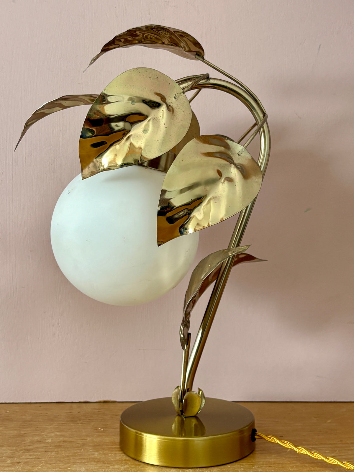 Lampe vintage feuilles en laiton doré et globe en opaline matte (H3)
