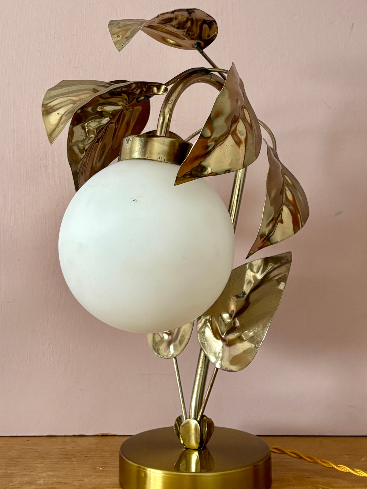 Lampe vintage feuilles en laiton doré et globe en opaline matte (H3)