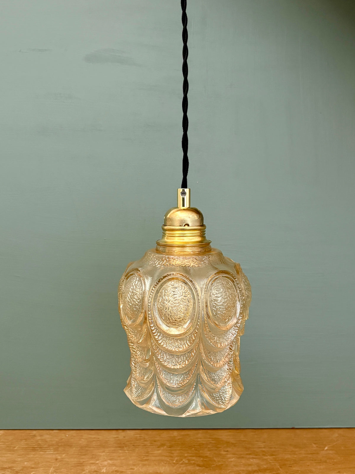 Suspension globe vintage en verre ambré (PDS)