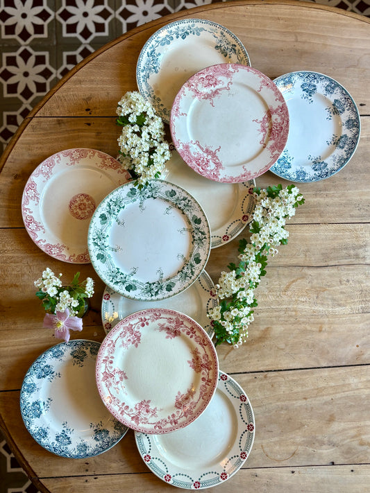 Lot de 10 assiettes plates anciennes en terre de fer dépareillées