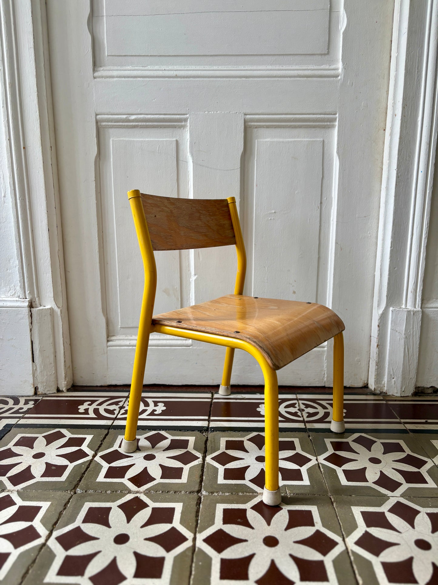 Ancienne chaise d'école pour enfant