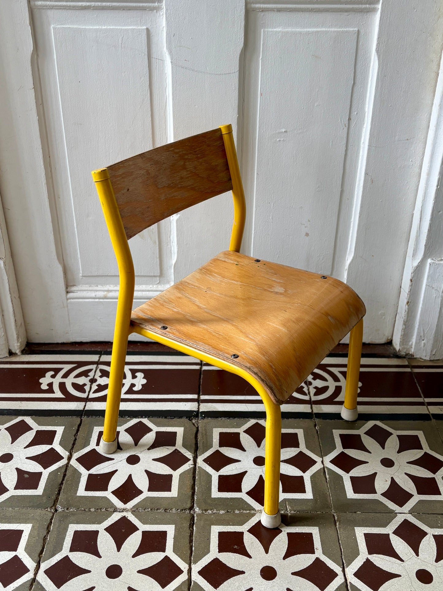 Ancienne chaise d'école pour enfant