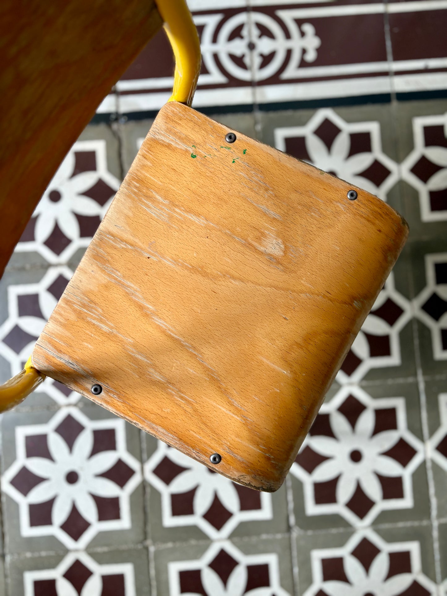 Ancienne chaise d'école pour enfant