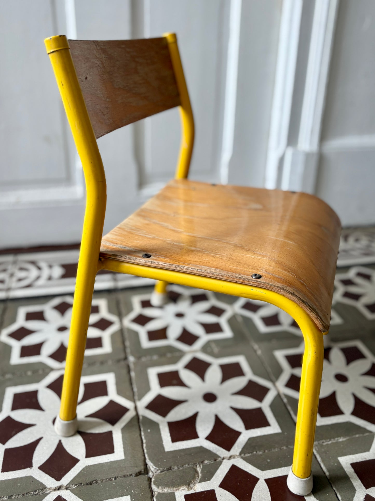 Ancienne chaise d'école pour enfant
