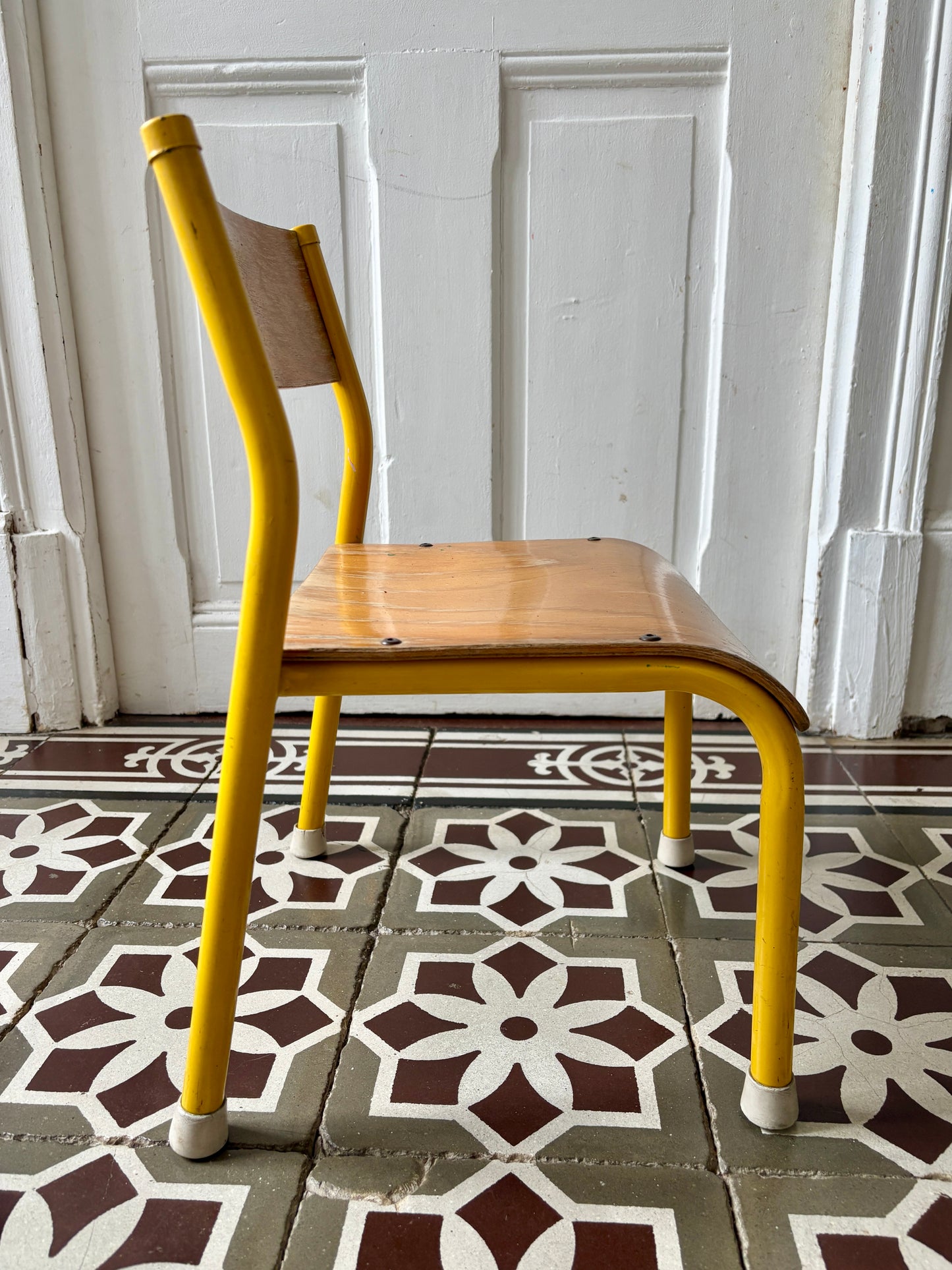 Ancienne chaise d'école pour enfant