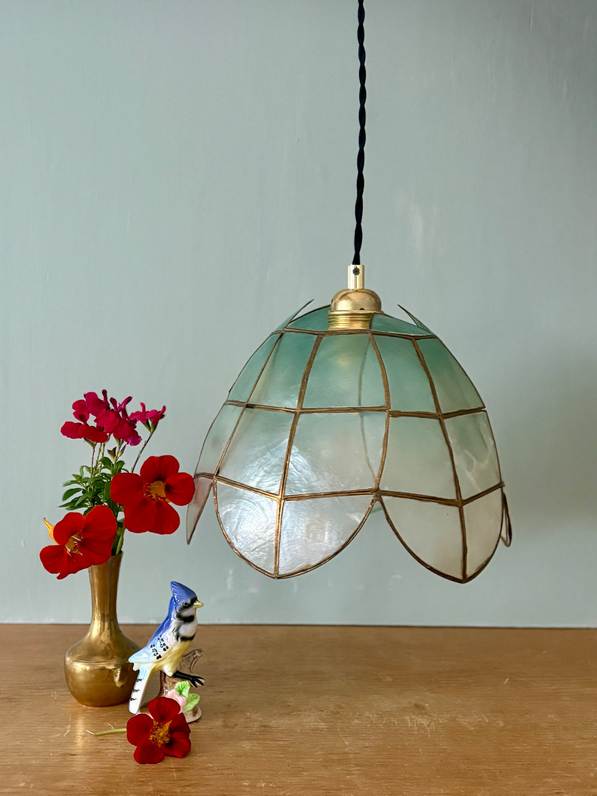 Suspension abat-jour ancien en nacre bleue et laiton