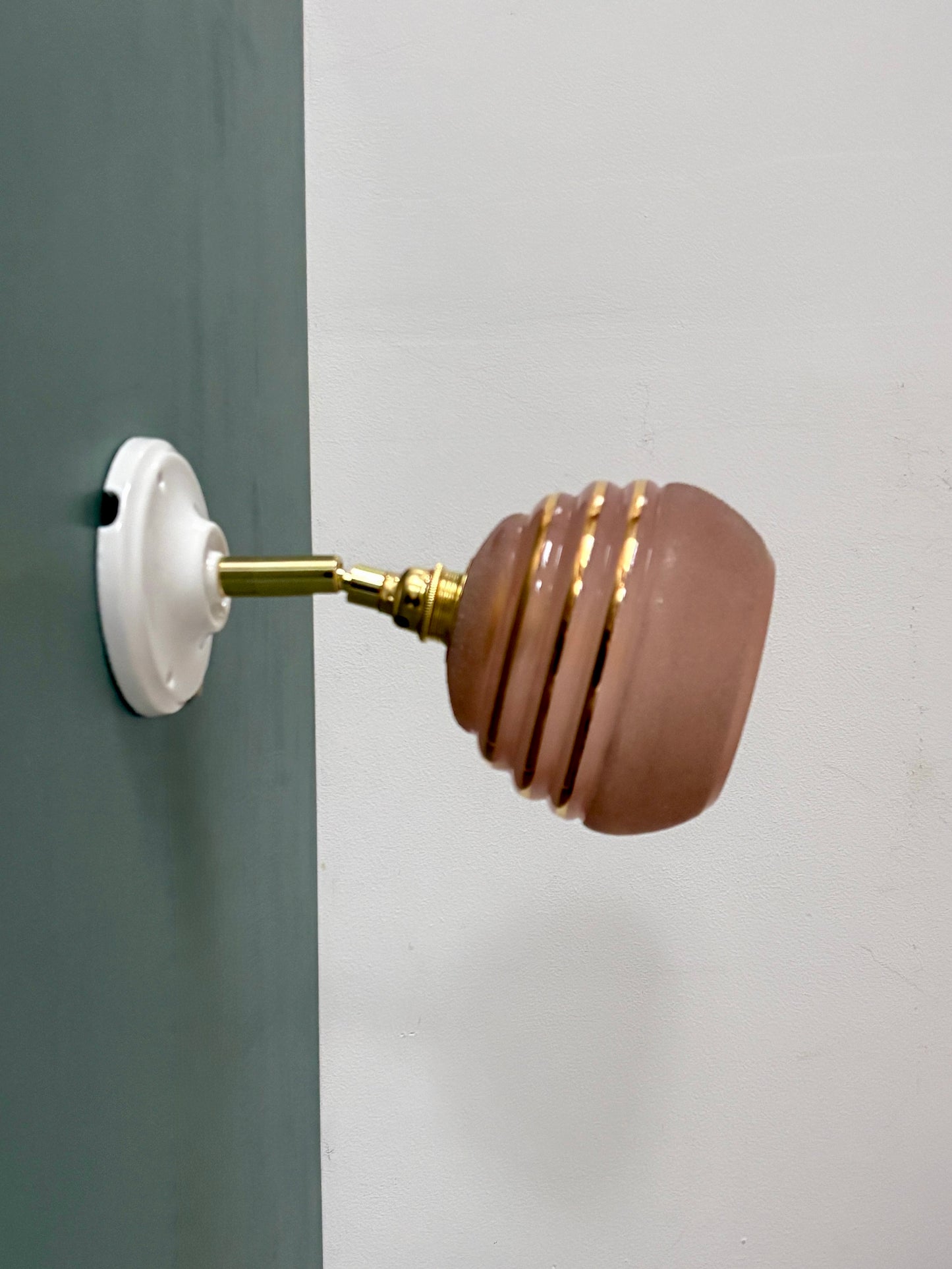 Applique globe vintage en verre granité rose et doré