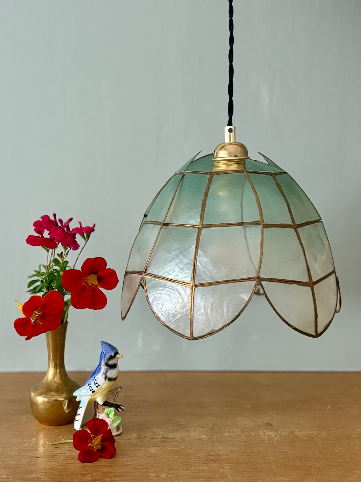 Suspension abat-jour ancien en nacre bleue et laiton