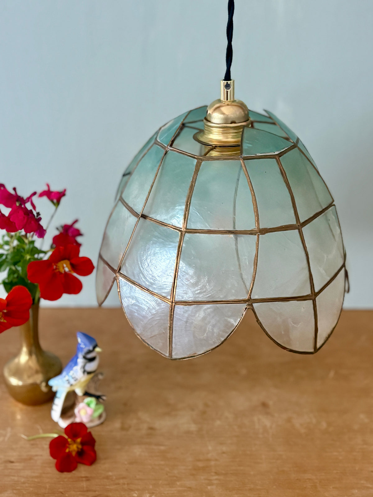 Suspension abat-jour ancien en nacre bleue et laiton