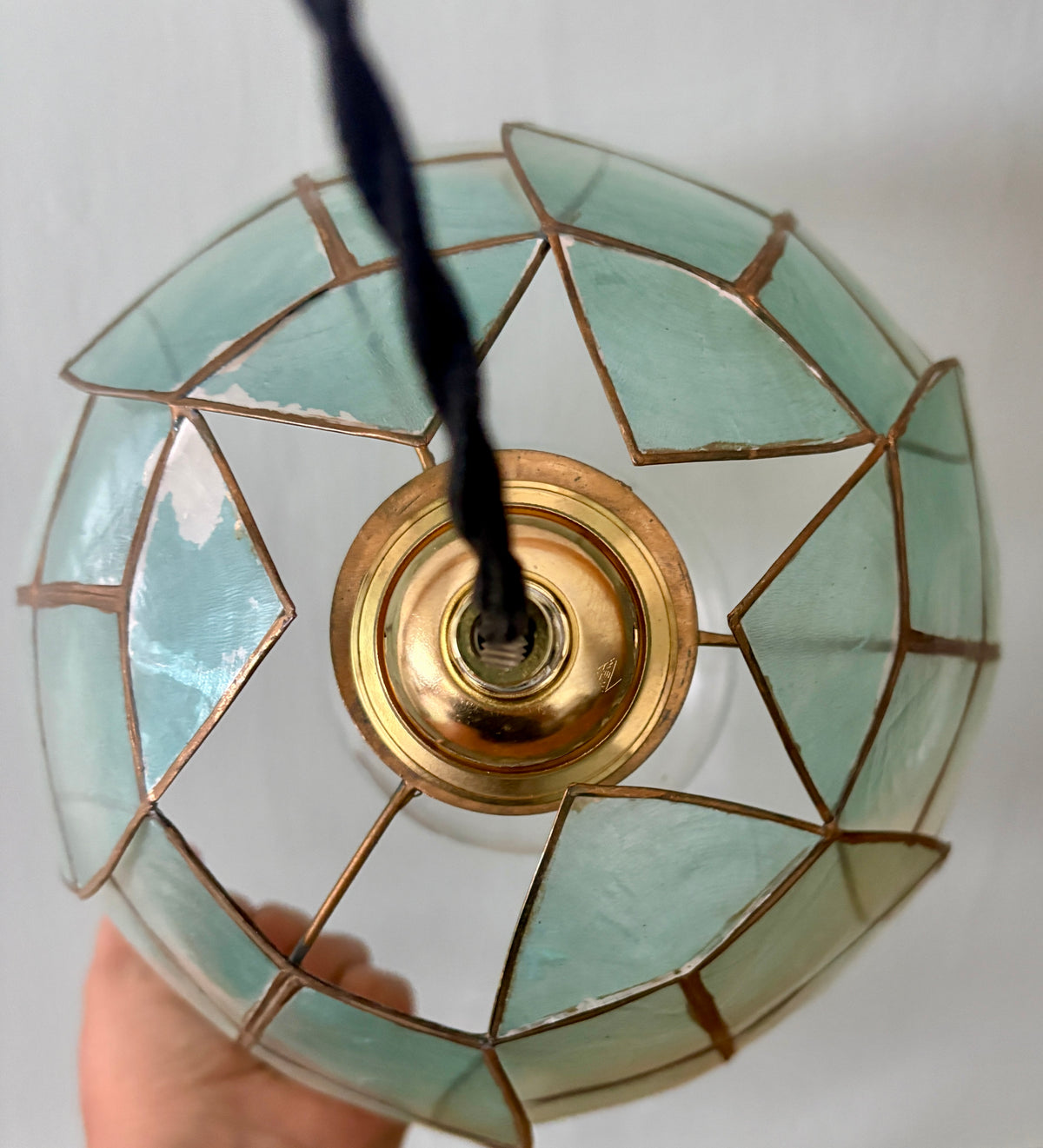 Suspension abat-jour ancien en nacre bleue et laiton