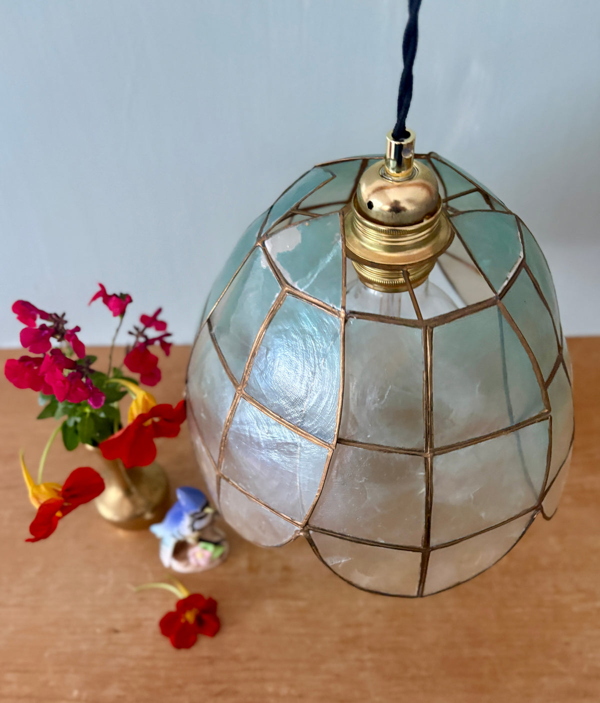 Suspension abat-jour ancien en nacre bleue et laiton