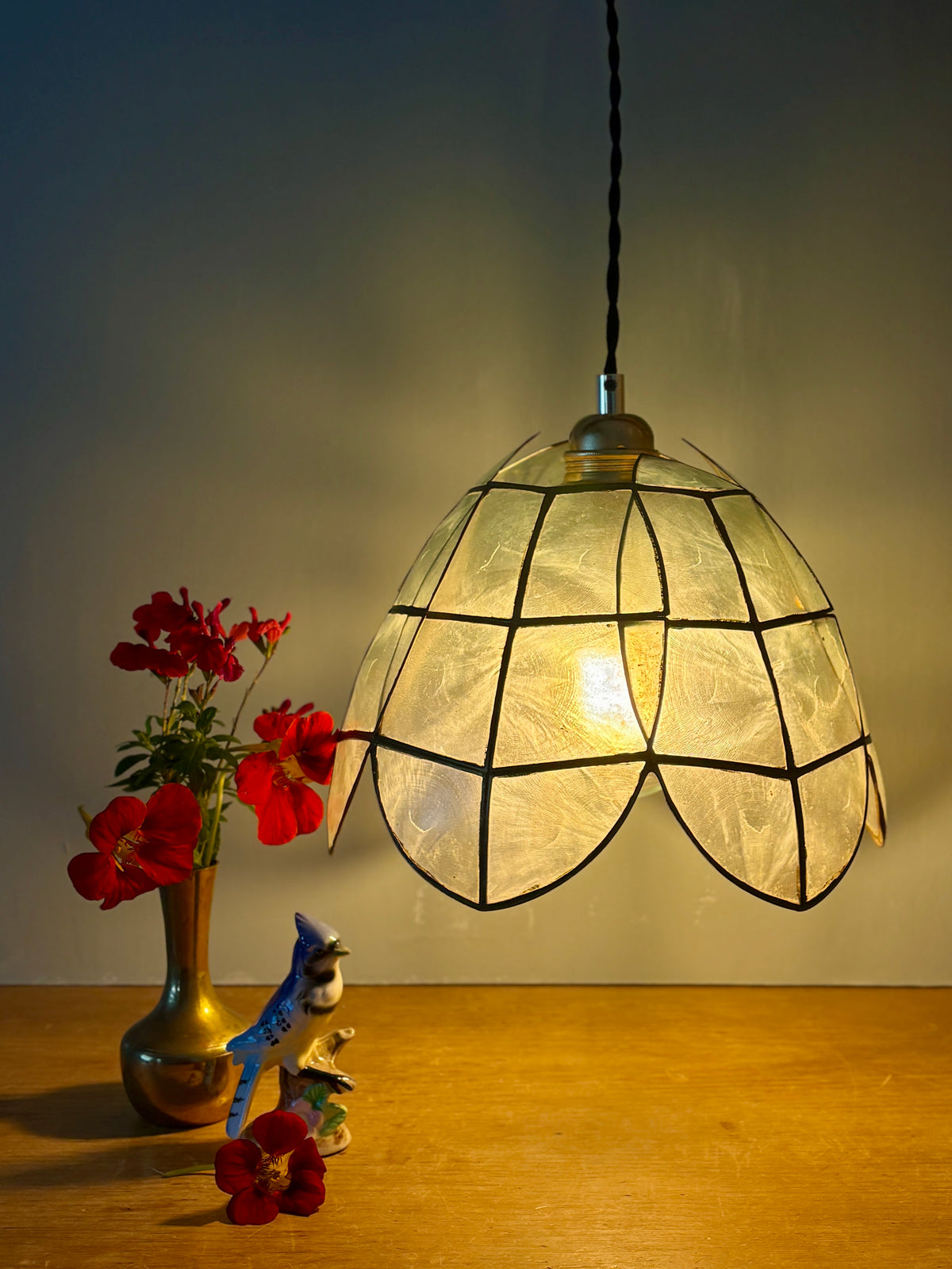 Suspension abat-jour ancien en nacre bleue et laiton