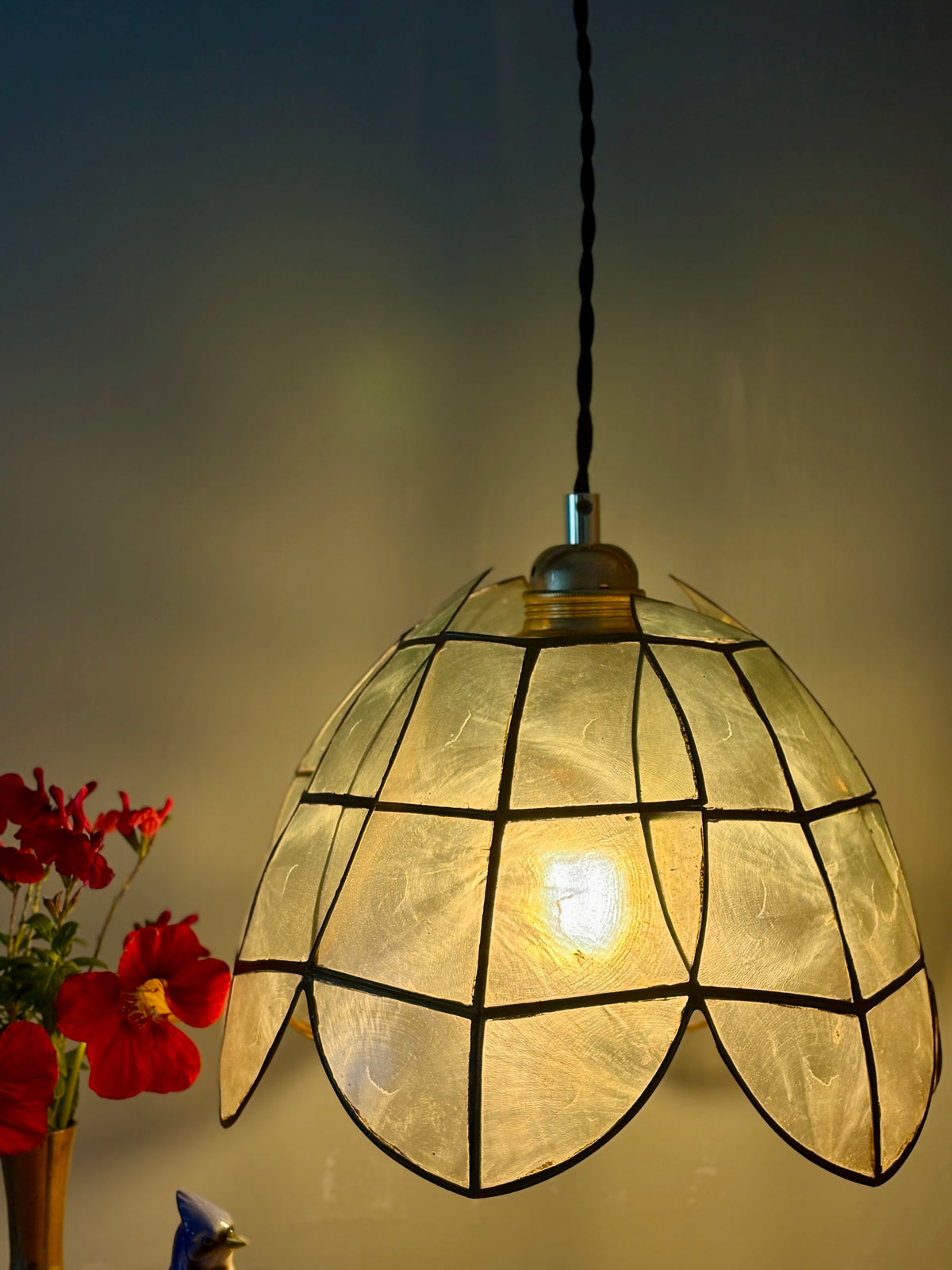 Suspension abat-jour ancien en nacre bleue et laiton