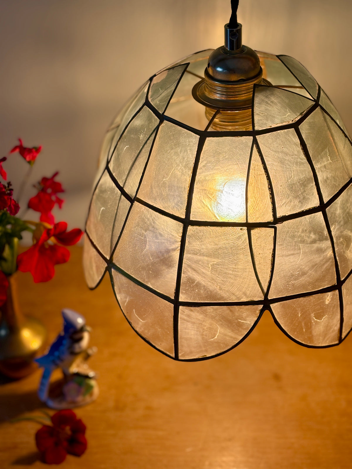 Suspension abat-jour ancien en nacre bleue et laiton