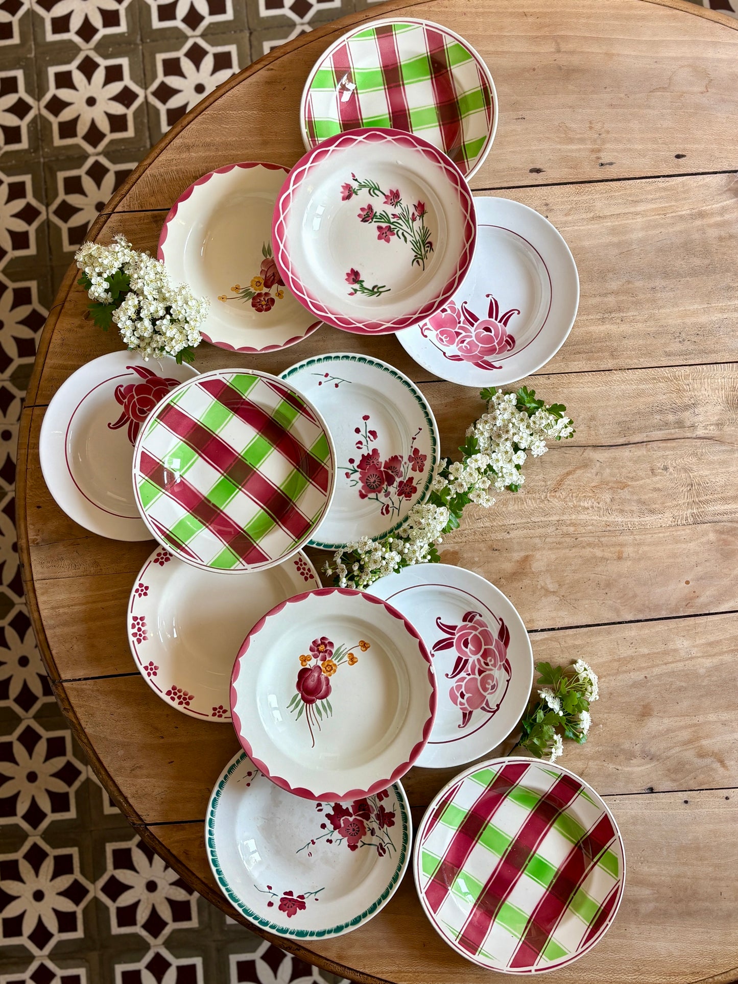 Lot de 12 assiettes creuses anciennes dépareillées