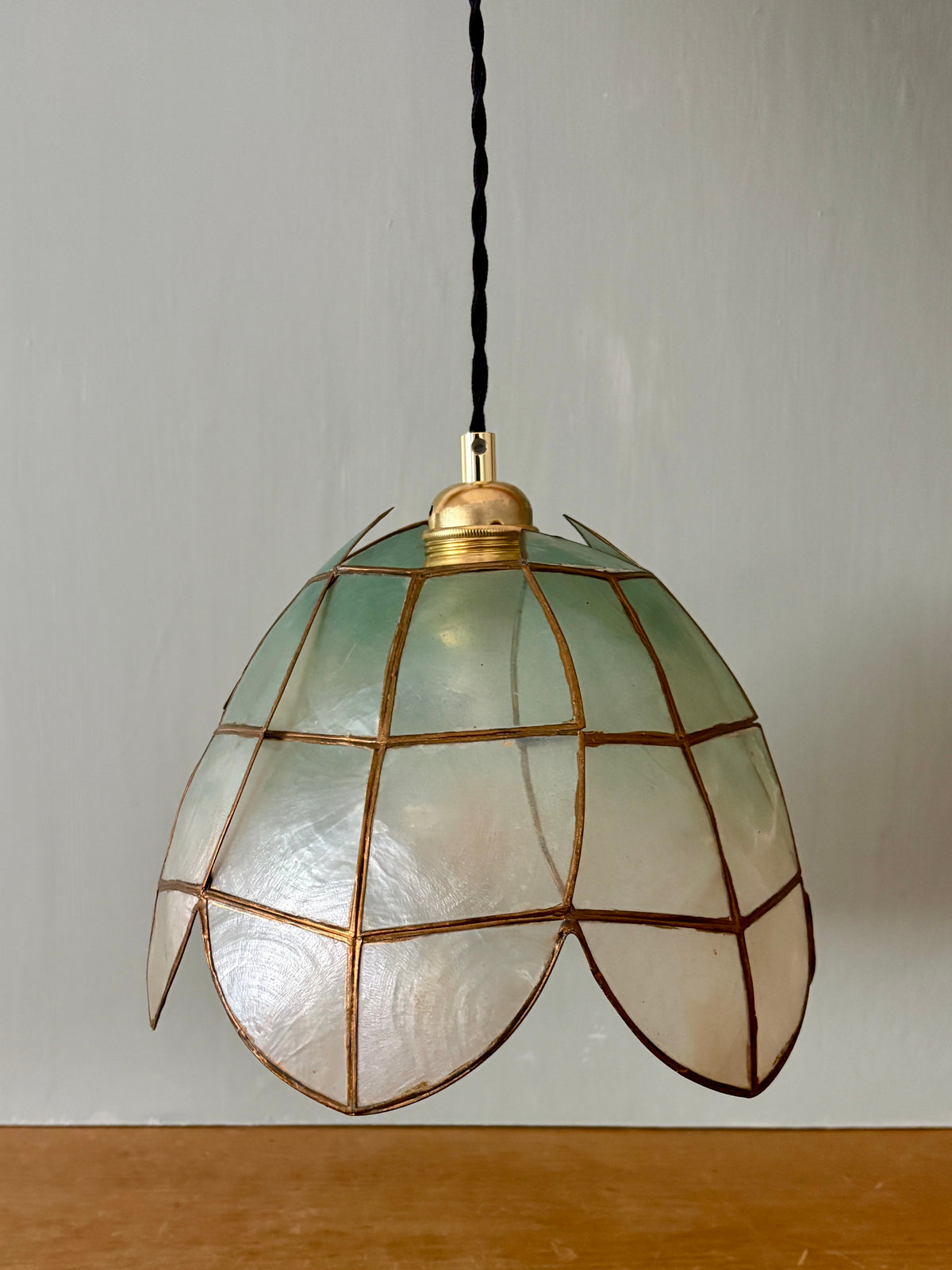 Suspension abat-jour ancien en nacre bleue et laiton