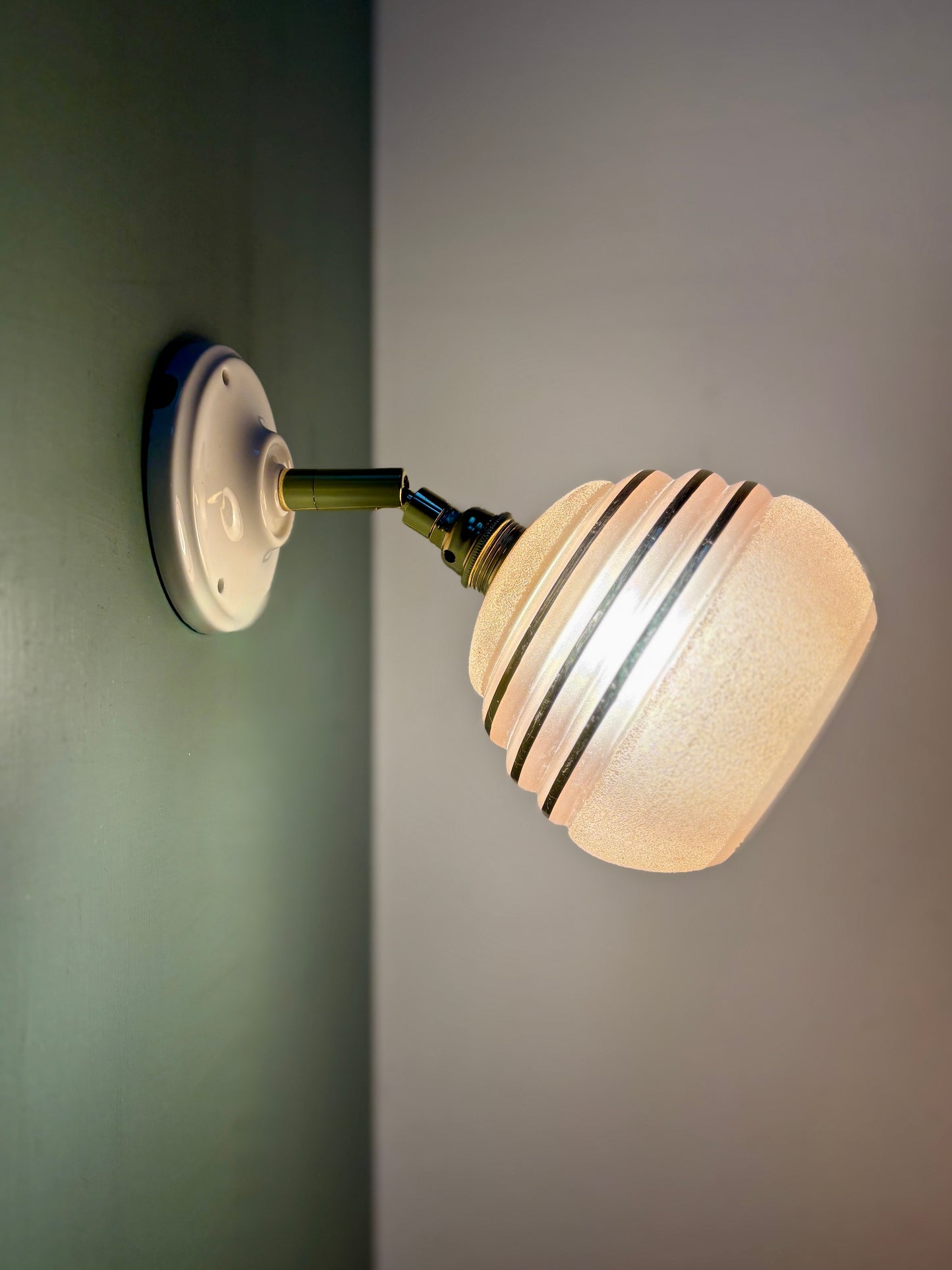 Applique globe vintage en verre granité rose et doré