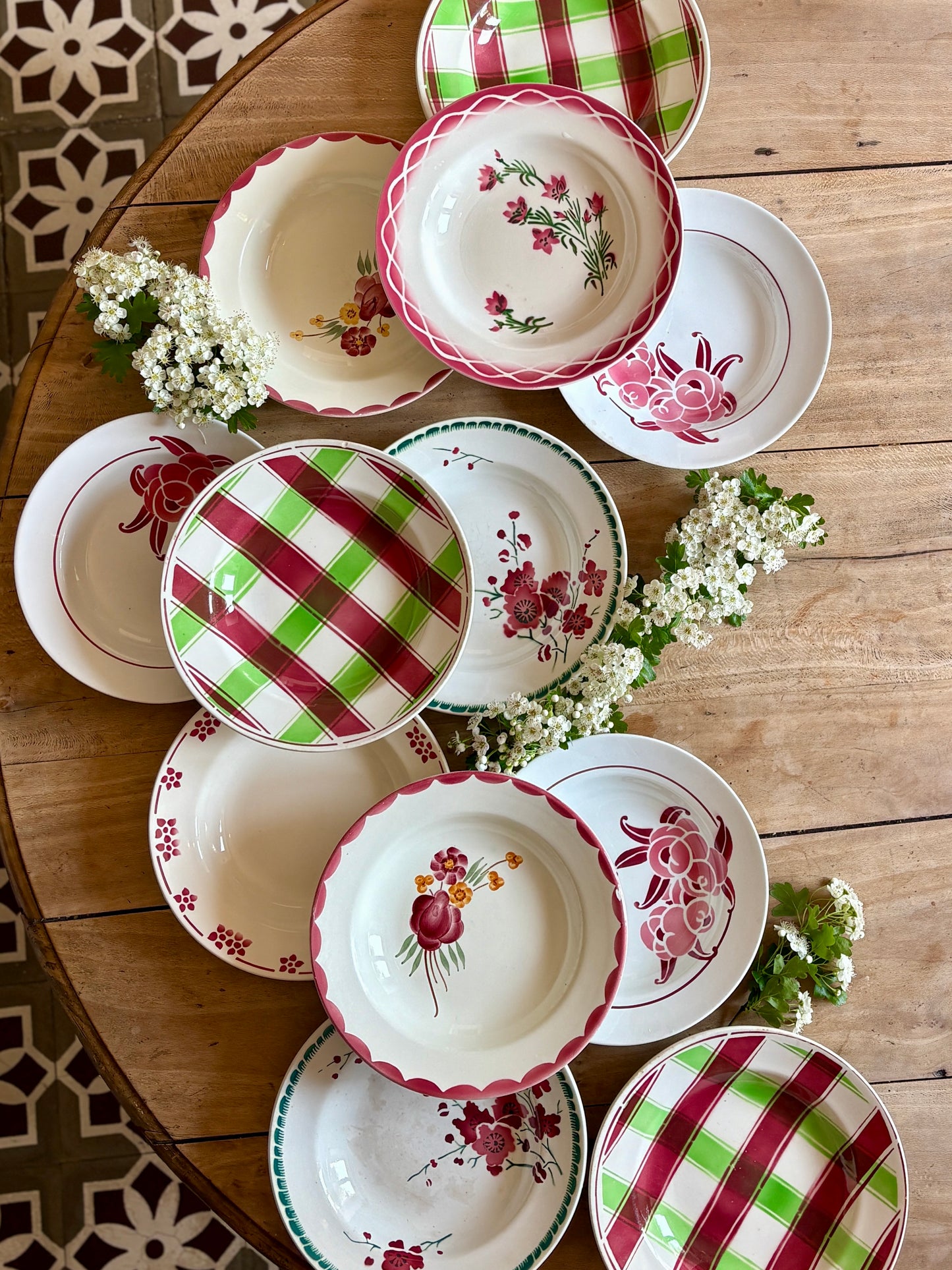 Lot de 12 assiettes creuses anciennes dépareillées