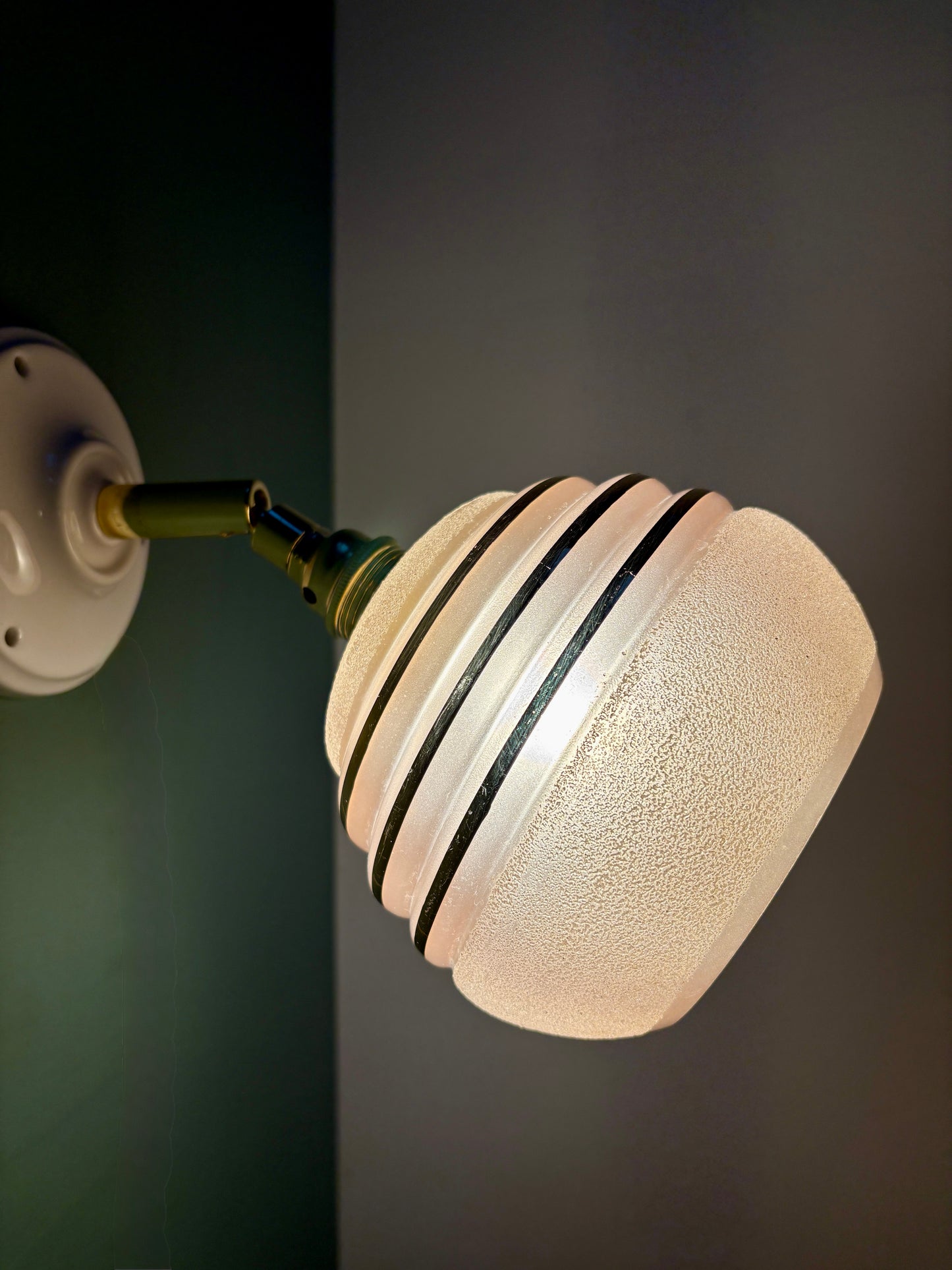 Applique globe vintage en verre granité rose et doré