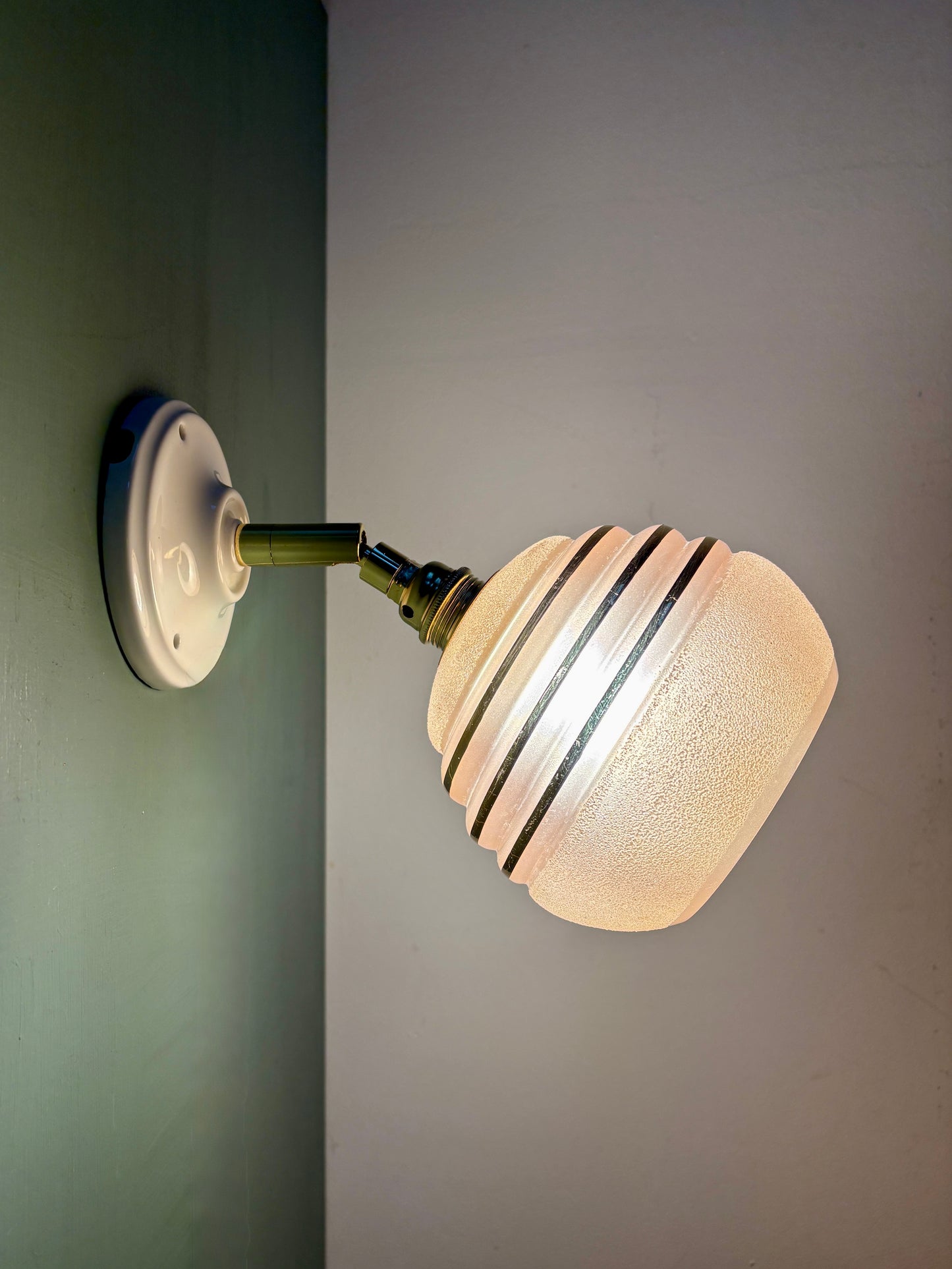 Applique globe vintage en verre granité rose et doré