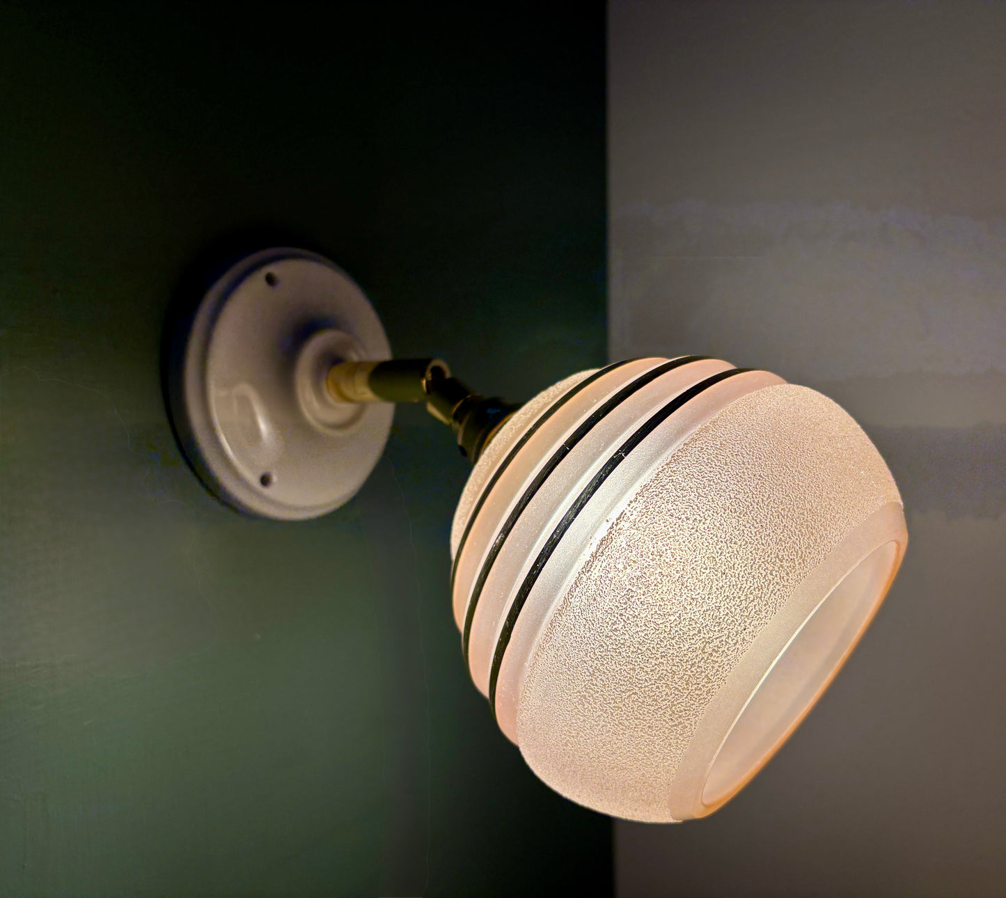 Applique globe vintage en verre granité rose et doré