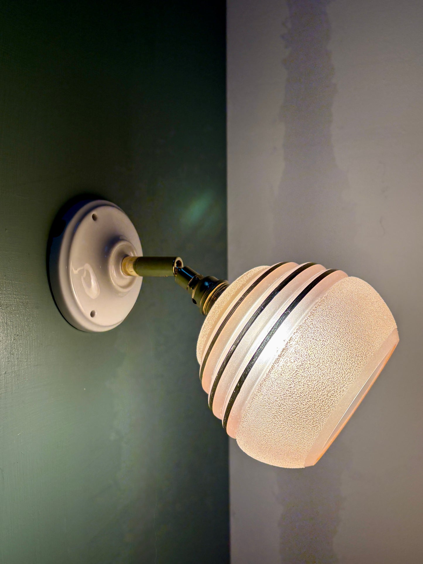 Applique globe vintage en verre granité rose et doré