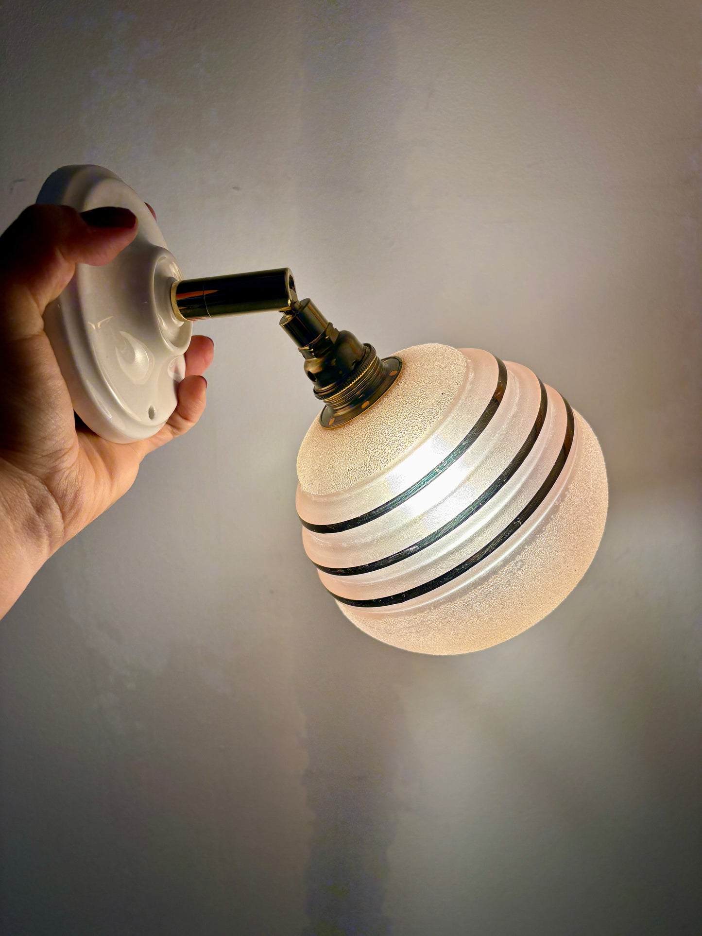 Applique globe vintage en verre granité rose et doré