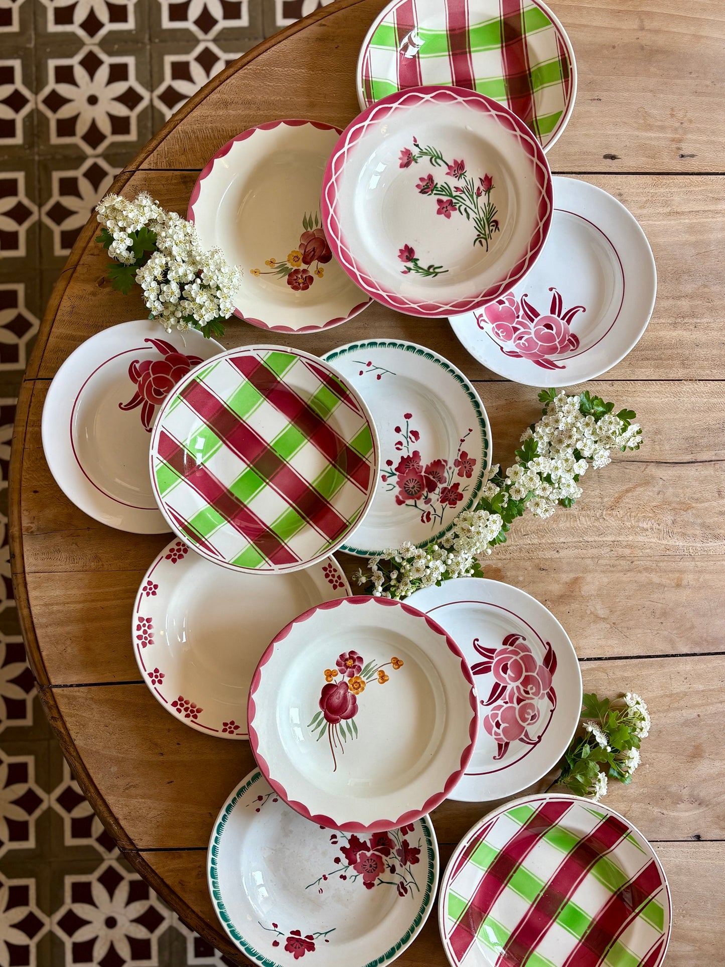 Lot de 12 assiettes creuses anciennes dépareillées