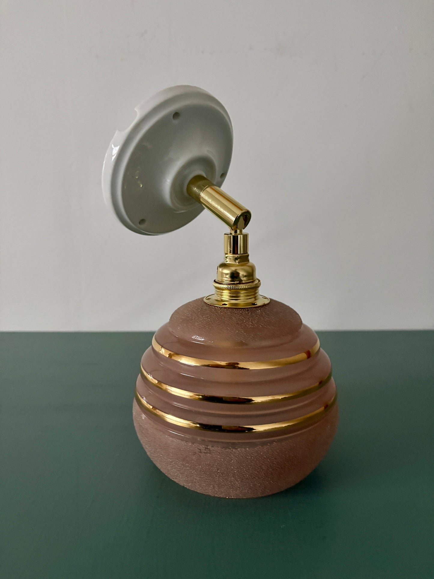 Applique globe vintage en verre granité rose et doré